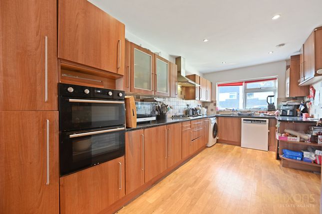 4 bed property, in Hollman Gardens, £550,000