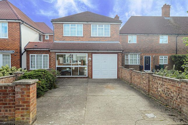 3 bed property, in Manor Close, £725,000