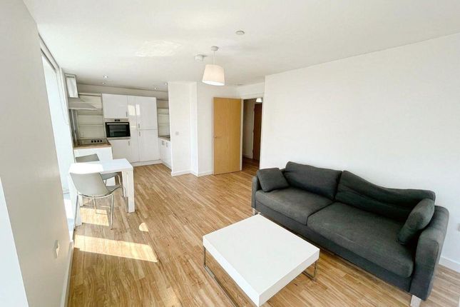 2 bed property, in Michigan Point Tower A, £180,000