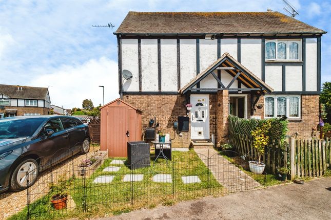 1 bed property, in Fleet Close, £225,000