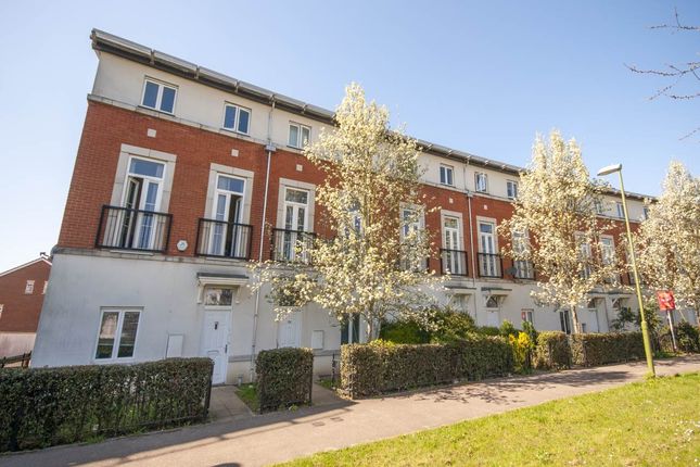 6 bed property, in Mosquito Way, £549,995