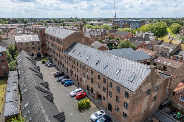1 bed property, in Lawrence Street, £220,000