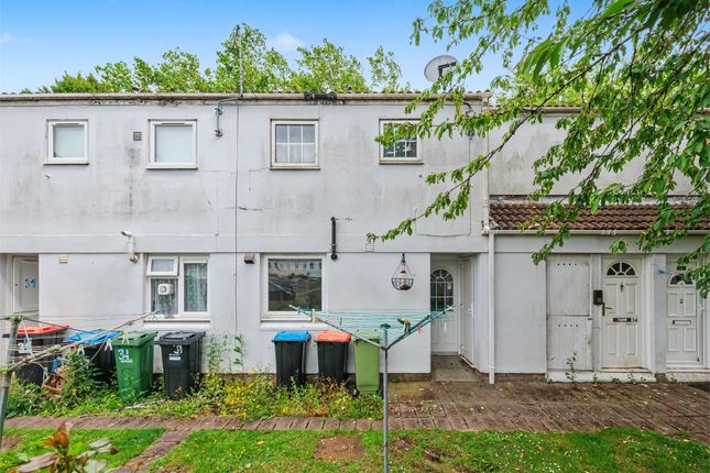 1 bed property, in 33 Walshs Manor, £35,000