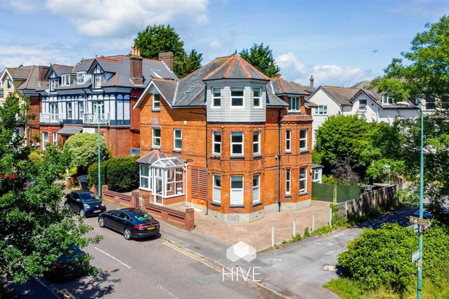 8 bed property, in Gardens View, £550,000