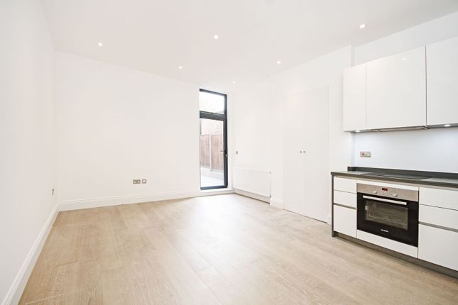 1 bed property, in Fordwych Road, £300,000