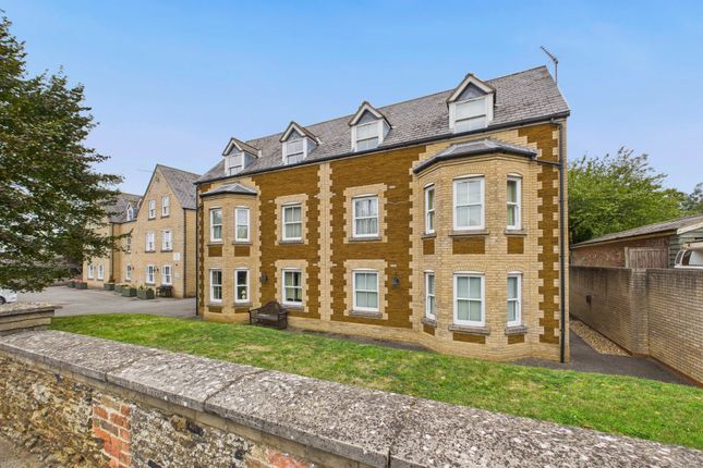 1 bed property, in Howdale Road, £110,000