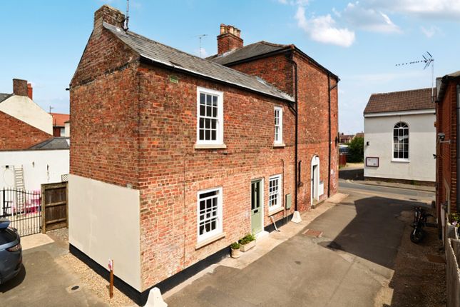 1 bed property, in Albert Street, £117,500