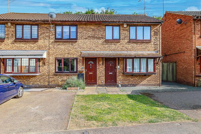 2 bed property, in Hunters Oak, £375,000