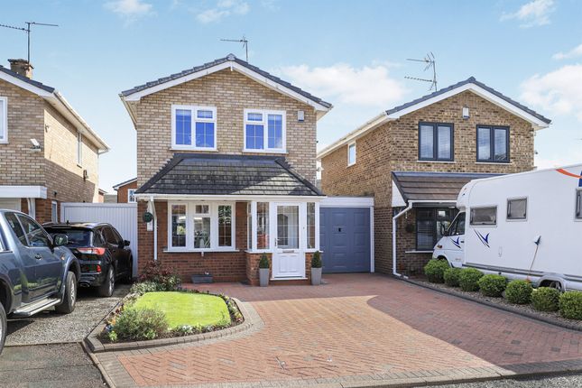3 bed property, in Ashwells Grove, £300,000
