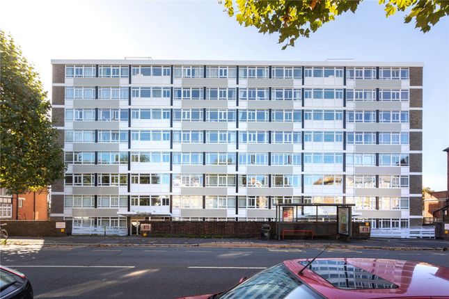 1 bed property, in Cromwell Road, £220,000