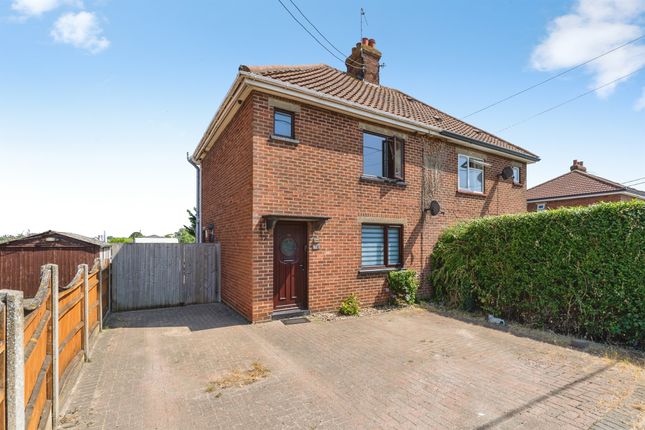 2 bed property, in Hythe Road, £200,000