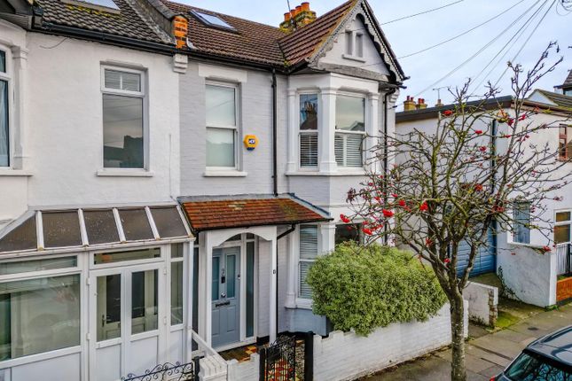 3 bed property, in Woodfield Park Drive, £575,000