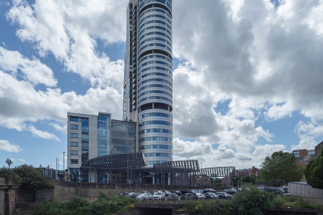 2 bed property, in Bridgewater Place, £156,000