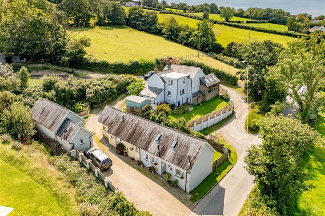 4 bed property, in Pontgarreg, £825,000