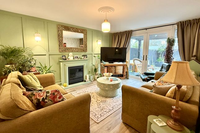 4 bed property, in Williams Close, £180,000