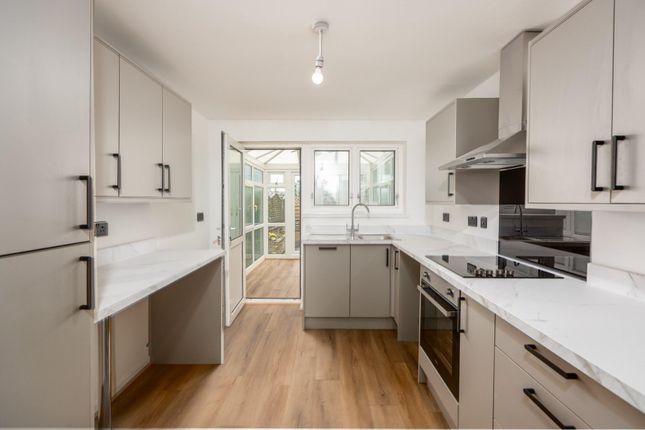 2 bed property, in Park Street, £280,000