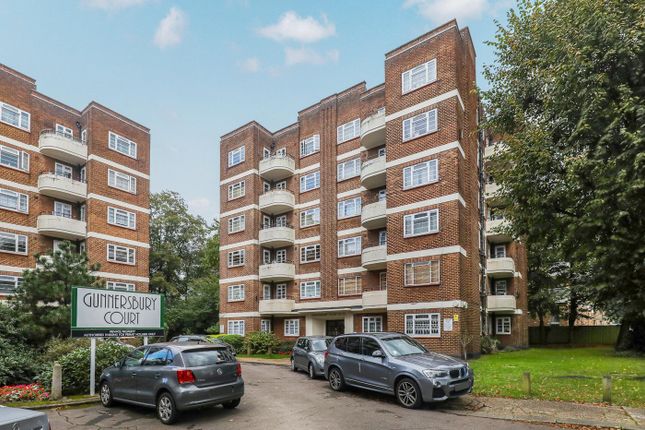 1 bed property, in Bollo Lane, £300,000