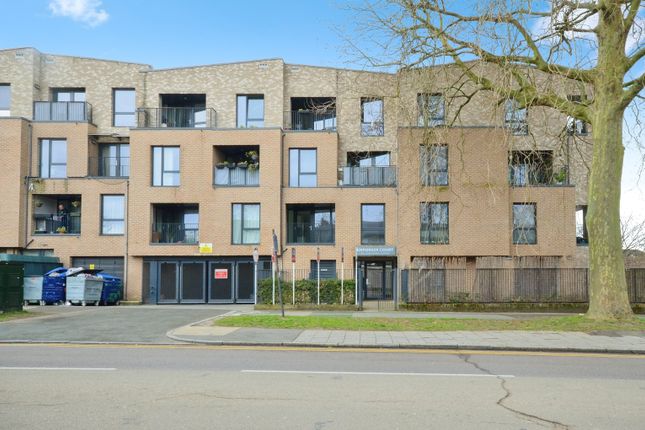 2 bed property, in Alexandra Avenue, £400,000