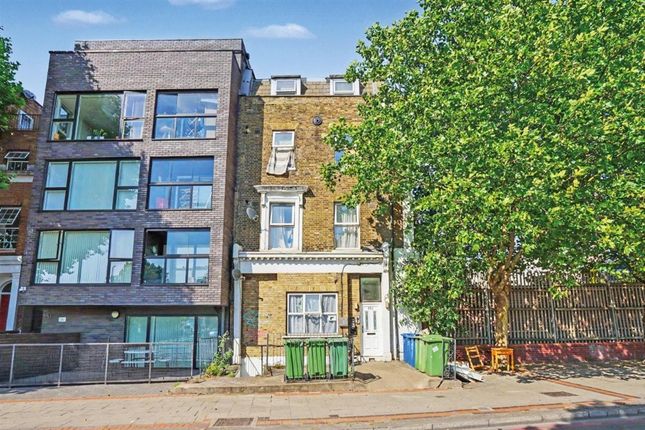 2 bed property, in Old Kent Road, £245,000