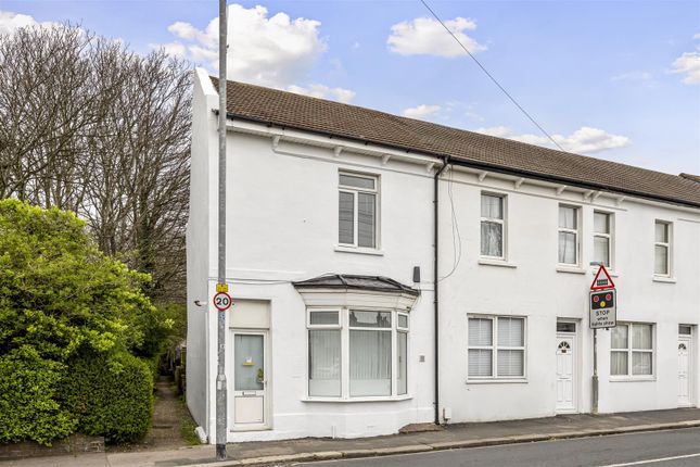 2 bed property, in Victoria Road, £275,000
