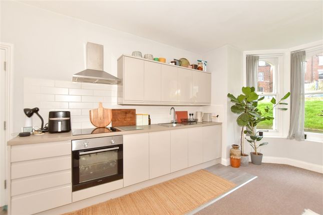 2 bed property, in Cheriton Road, £220,000