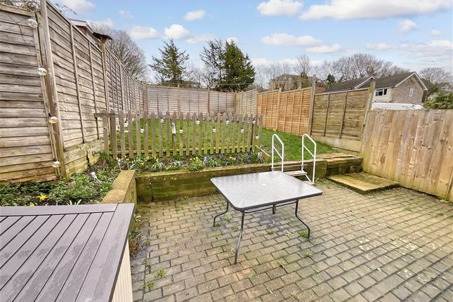 2 bed property, in Winston Avenue, £215,000