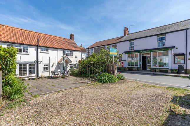 2 bed property, in Beach Road, £300,000