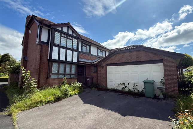 4 bed property, in Selby Close, £300,000