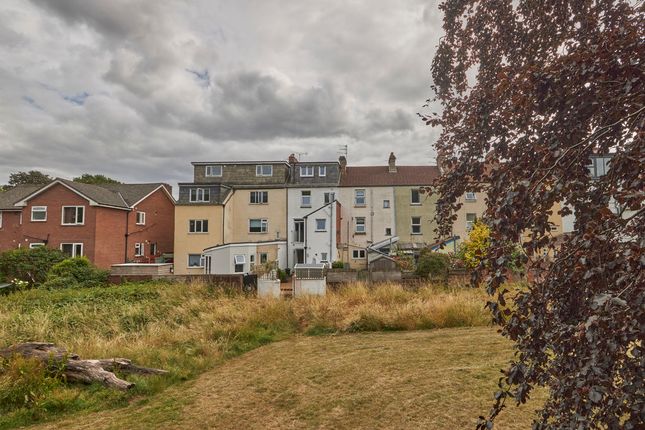 4 bed property, in Roseland Crescent, £425,000