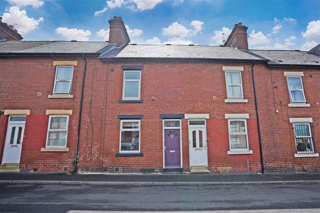2 bed property, in Dent Street, £70,000