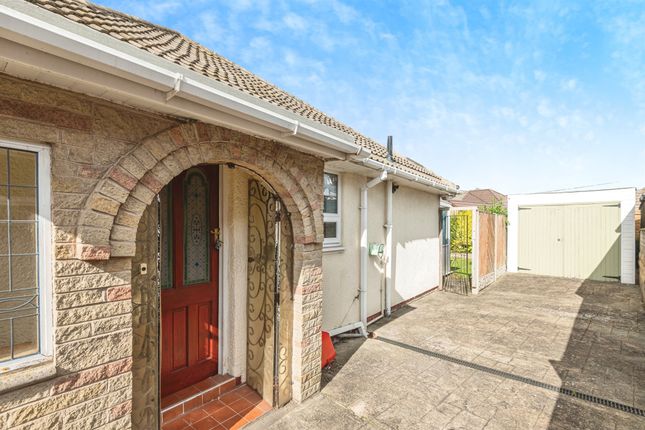 2 bed property, in Lawrence Crescent, £175,000