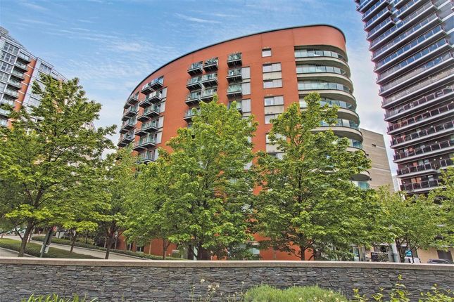 2 bed property, in Biscayne Avenue, £230,000