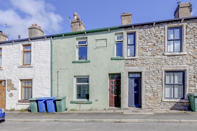 3 bed property, in Commercial Street, £160,000