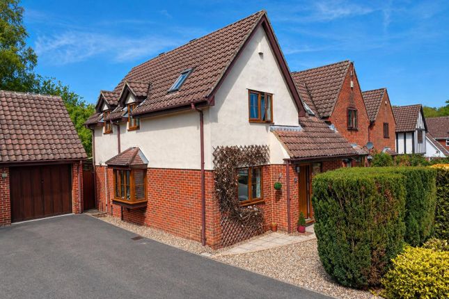 2 bed property, in Almond Close, £325,000