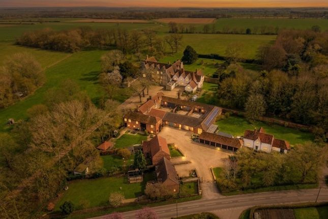 4 bed property, in Stragglethorpe, £800,000