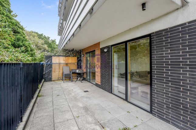 1 bed property, in Pearmain House, £299,995