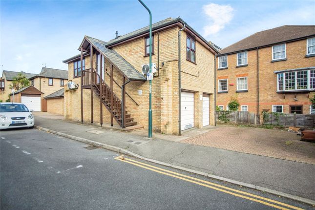 1 bed property, in Hawkwood Close, £200,000