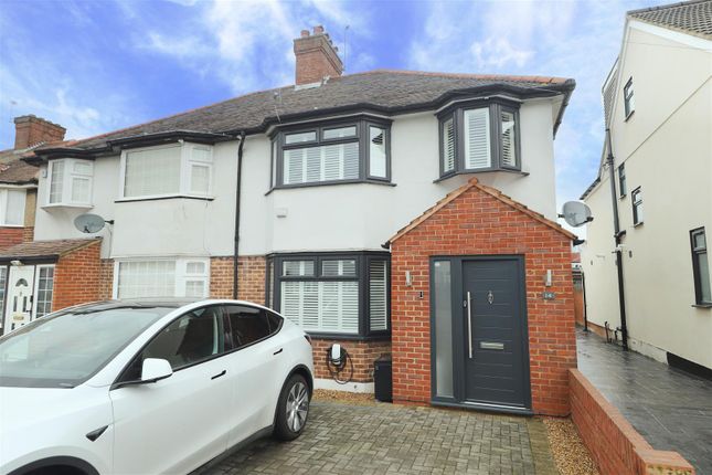 3 bed property, in Colbrook Avenue, £640,000