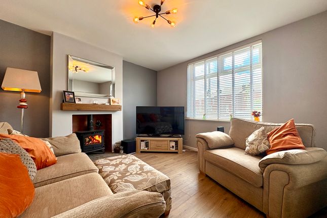 2 bed property, in Heath Road, £170,000