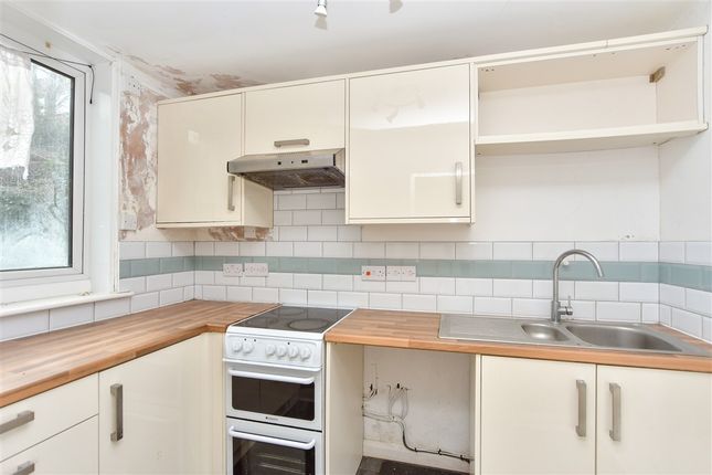 1 bed property, in Fort Pitt Street, £100,000