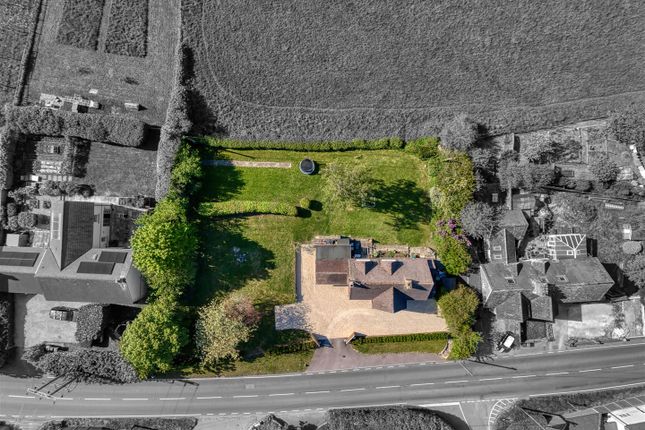 3 bed property, in Long Cross, £795,000