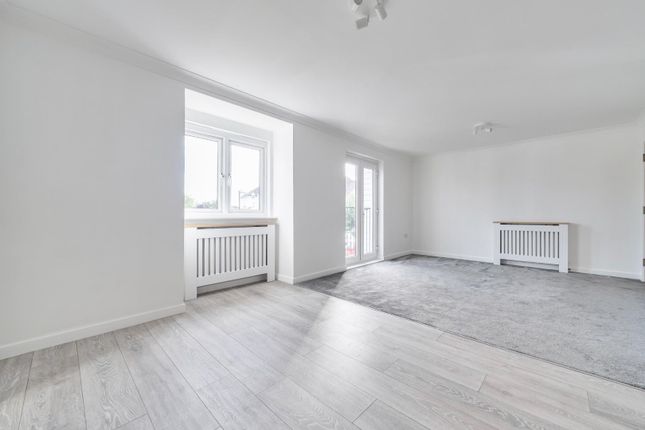 2 bed property, in Sherwood Avenue, £200,000