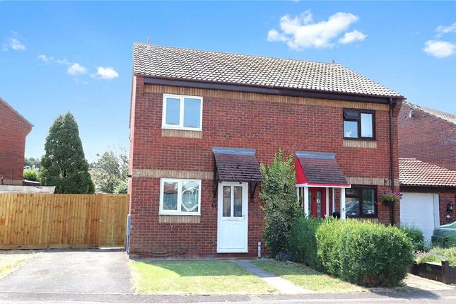 2 bed property, in The Close, £289,000