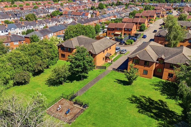 2 bed property, in Bakers Lane, £140,000