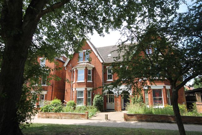 1 bed property, in De Parys Avenue, £170,000
