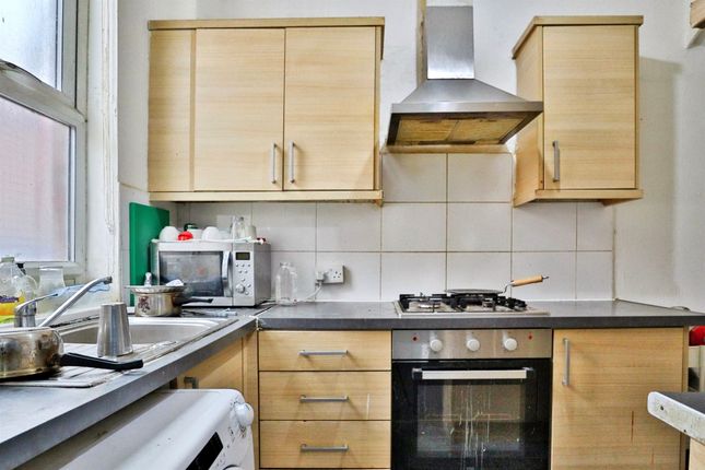 2 bed property, in Glossop Street, £160,000