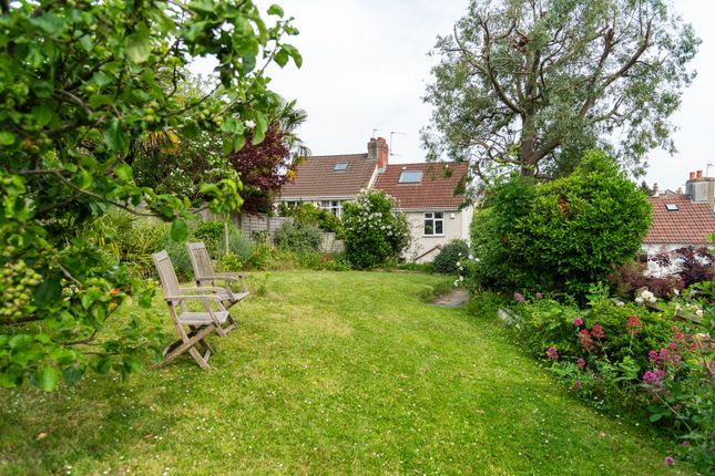 4 bed property, in Clare Avenue, £795,000