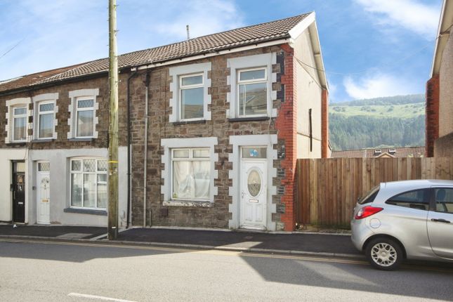 3 bed property, in Court Street, £100,000