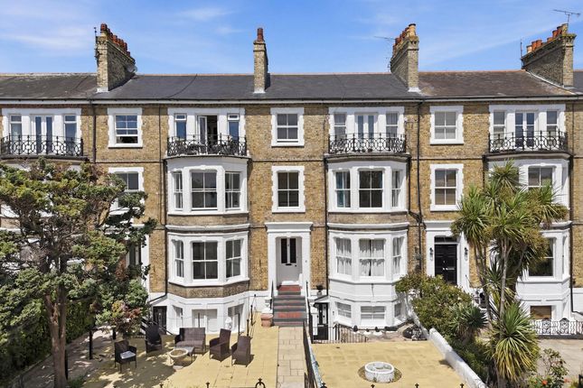 2 bed property, in Clifftown Parade, £325,000