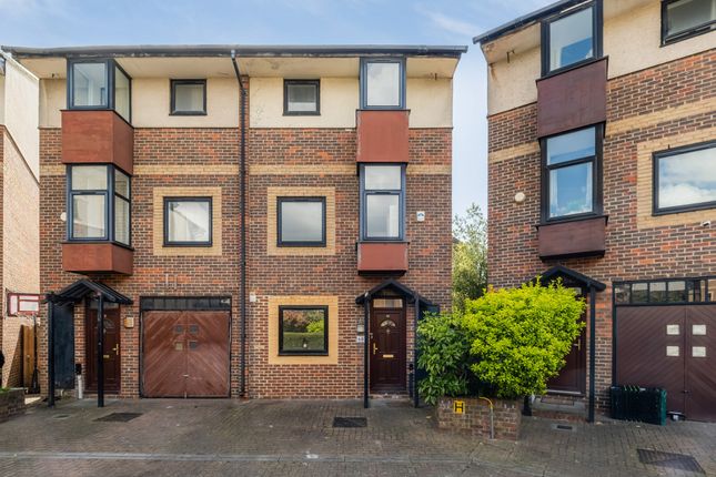 4 bed property, in Barnfield Place, £750,000
